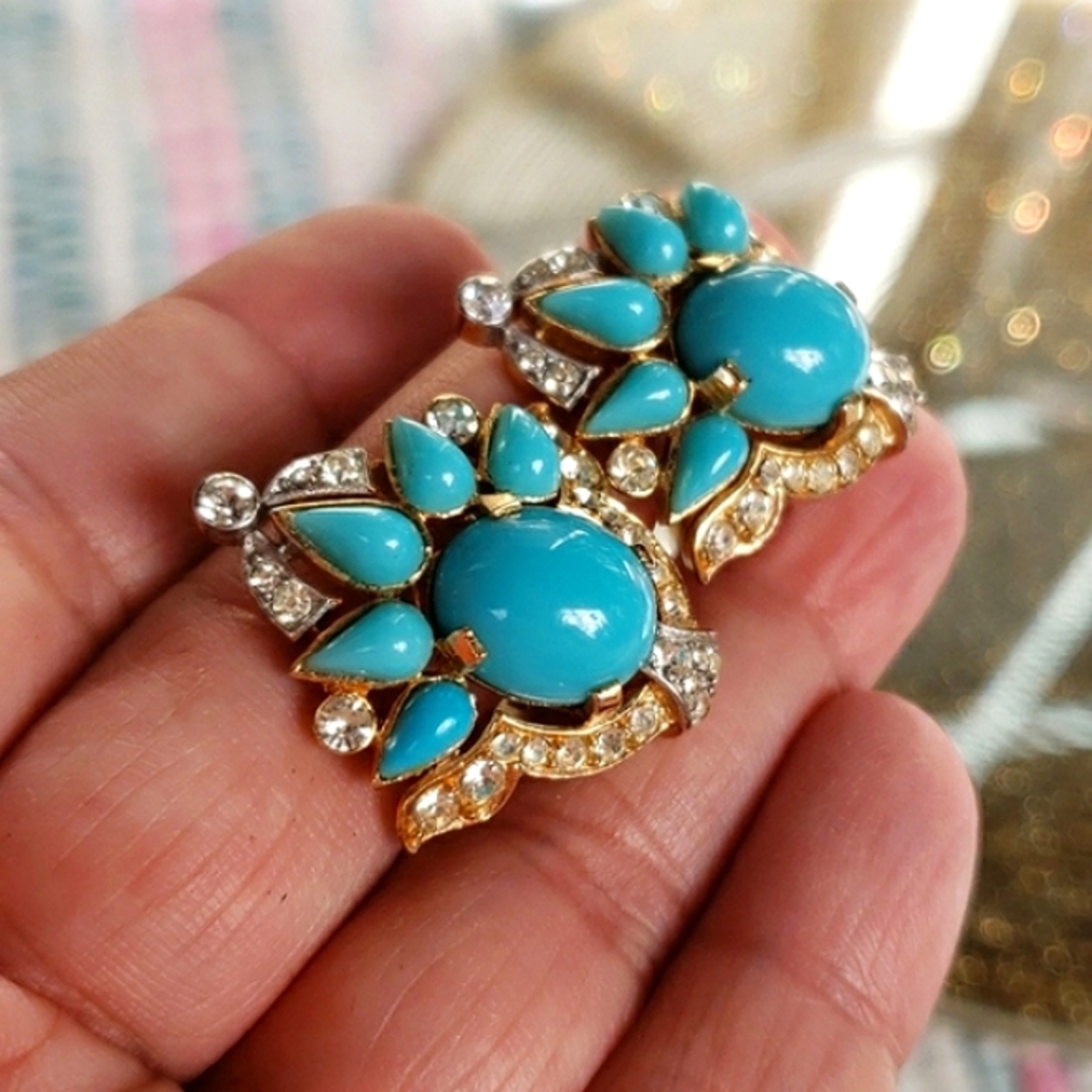 Authentic Vintage Trifari Jewels of India Rhinestone Aqua Cabochon Clip Earrings - Picture 1 of 13